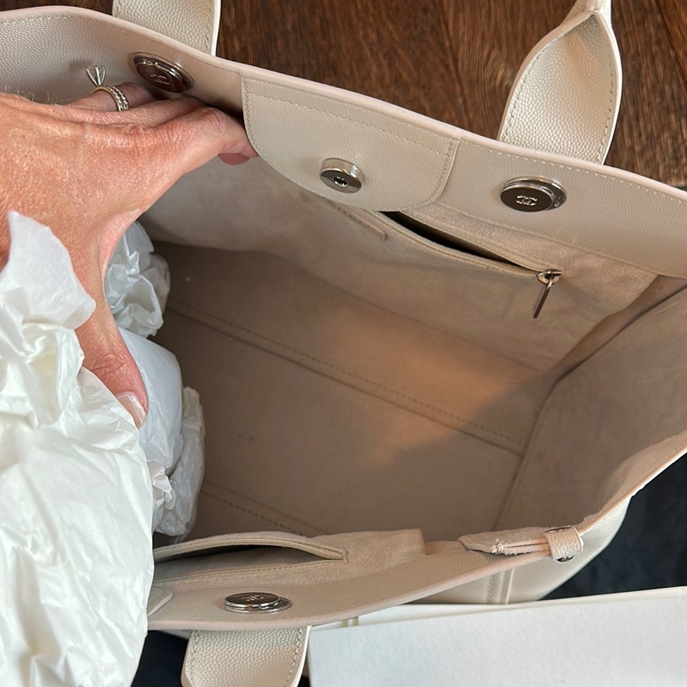 Chanel White Tote Bag with Chain Detail - Picture 2 of 5